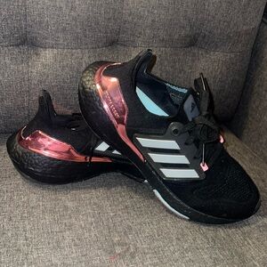 ADIDAS ULTRABOOST size 8.5
Slightly used. Maybe twice.